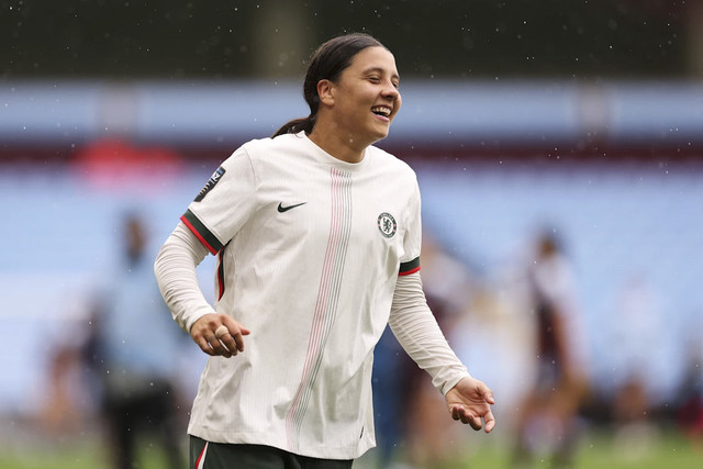 Sam Kerr, striker Chelsea Women asal Australia, kembali merumput setelah 634 hari menepi karena cedera ACL. Foto: Chelsea Women FC