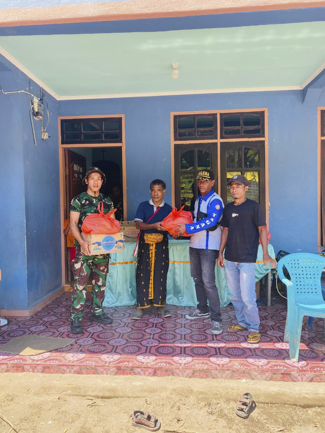 Kementerian Sosial RI melalui Tagana dan Sentra Efata Kupang menyalurkan bantuan logistik serta menyiapkan dapur umum lapangan bagi korban banjir bandang di Kabupaten Nagekeo, NTT, Minggu (14/9/2025). Foto: Dokumentasi Dit PSKBA