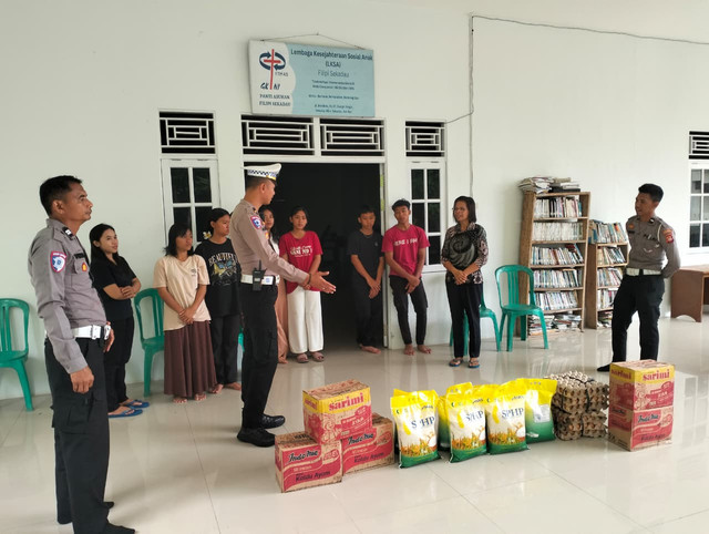 Polantas Sekadau berbincang dengan pengurus dan anak-anak panti asuhan. Foto: Dok. Polres Sekadau