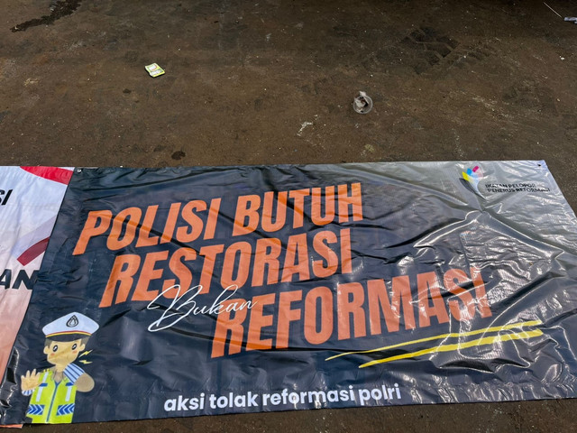 Aksi Tolak Reformasi Polri di Depan DPR RI, Senin (15/9/2025). Foto: Rayyan Farhansyah/kumparan