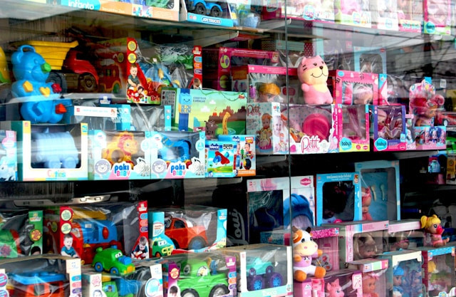 Pop Mart Bandung. Foto Hanya Ilustrasi, Bukan Sebenarnya. Sumber Foto: Unsplash.com/Mirna Wabi-Sabi