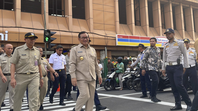 Gubernur Jakarta, Pramono Anung meninjau fasilitas pelican crossing di Stasiun Cikini, Jakarta Pusat, Senin (15/9/2025). Foto: Fadhil Pramudya/kumparan