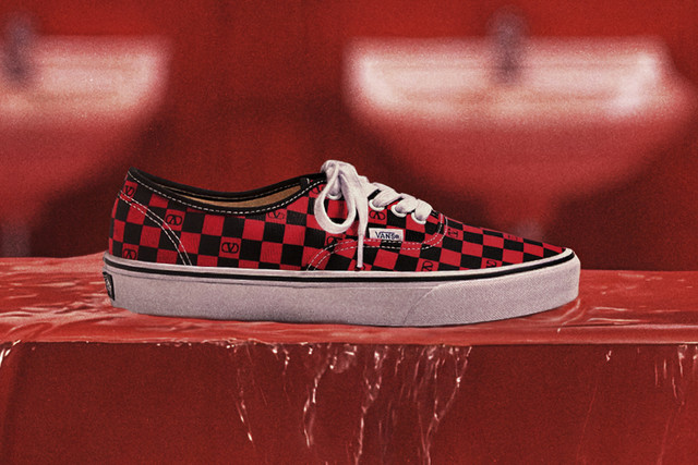 Valentino Garavani berkolaborasi dengan Vans dalam merilis sepatu bernuansa couture. Foto: Valentino Garavani x Vans