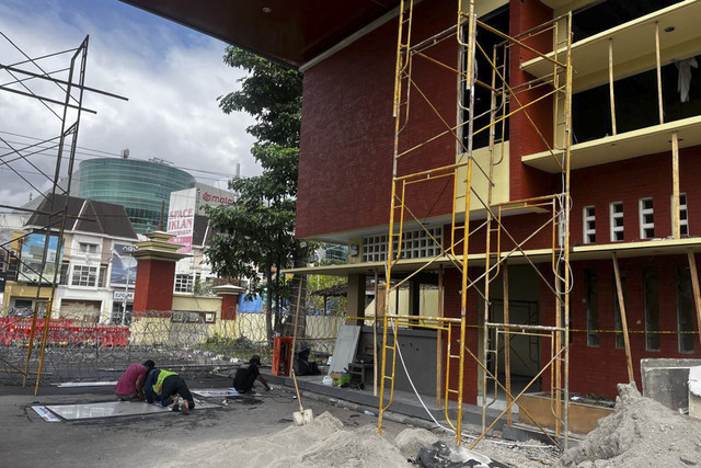 Polda DIY mulai memperbaiki gedung dan fasilitas yang dibakar dan dirusak massa oknum pendemo. Foto: Arfiansyah Panji Purnandaru/kumparan