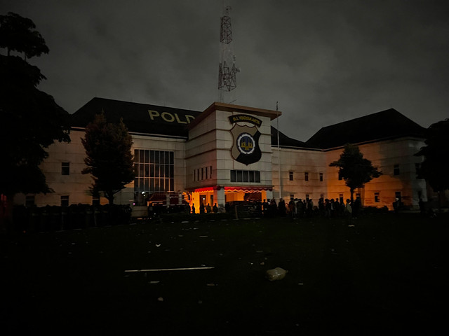 Kantor Mapolda DIY saat terjadi demonstrasi ricuh pada Jumat (29/8) malam. Foto: Pandangan Jogja/Iqbaltwq