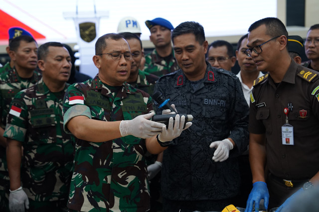 Pangdam XII/Tanjungpura, Mayjen TNI Jamallulael memperlihatkan liquid rokok elektrik mengandung obat penenang. Foto: Dok. Istimewa 