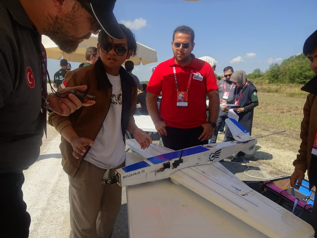 Tim Bayucaraka ITS saat mempersiapkan pesawat tanpa awaknya untuk berlaga di ajang Teknofest di Koaceli, Turki. Foto: Humas ITS