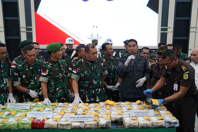 Pangdam XII/Tpr, Mayjen TNI Jamallulael saat menggelar jumpa pers penangkapan 63 kg sabu. Foto: Dok. Istimewa