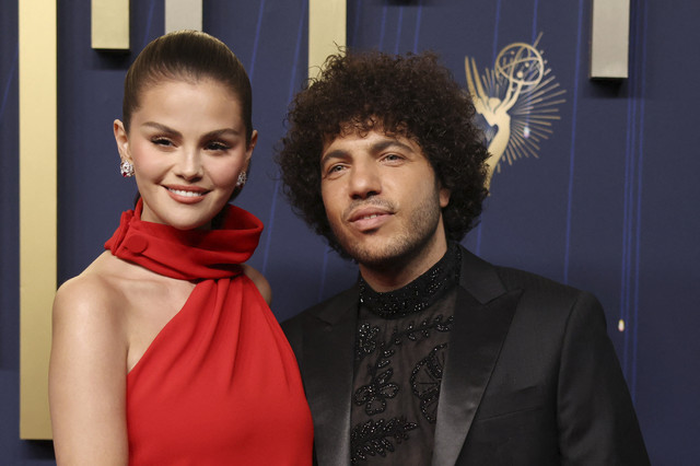 Selena Gomez dan Benny Blanco berpose saat karpet merah pada ajang 77th Primetime Emmy Awards di Los Angeles, California, Amerika Serikat, Minggu (14/9/2025). Foto: David Swanson/Reuters