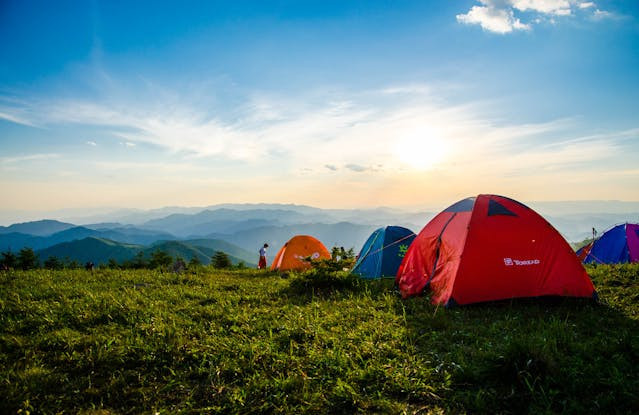 Ilustrasi rekomendasi tenda camping 4 orang - foto:pexels/Xue Guangjian