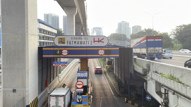 Situasi lalu lintas di Gerbang Tol Fatmawati 2, Jakarta Selatan, Senin (15/9/2025). Foto: Fadhil Pramudya/kumparan