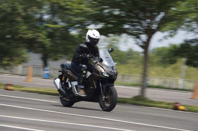 Menjajal Honda ADV 160 RoadSync. Foto: Dok. AHM