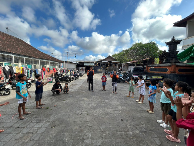 Pada Minggu (14/9), di pos pengungsian yang bertempat di SDN 12 Pemecutan Kaja, Kecamatan Denpasar Utara, sebanyak 30 anak-anak penyintas banjir bermain dengan tim dan relawan DMC.