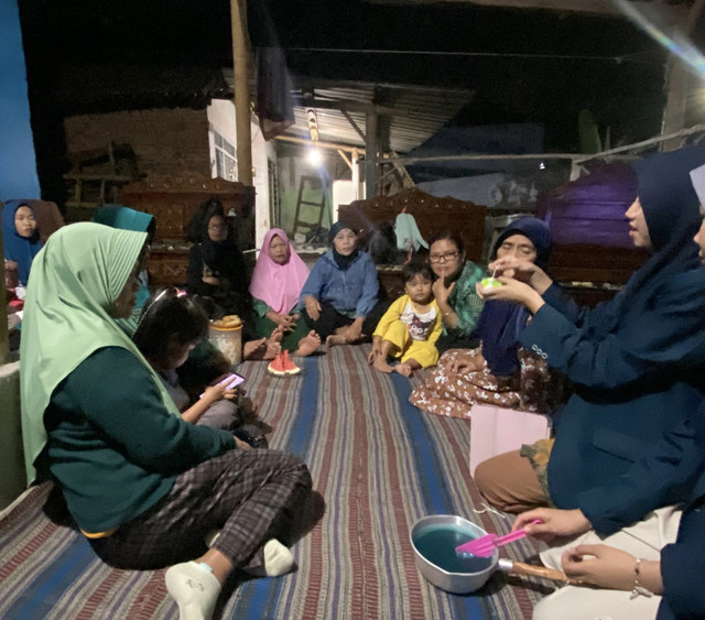 Gambar 1. Sosialisasi pengolahan limbah minyak jelantah menjadi lilin aromaterapi