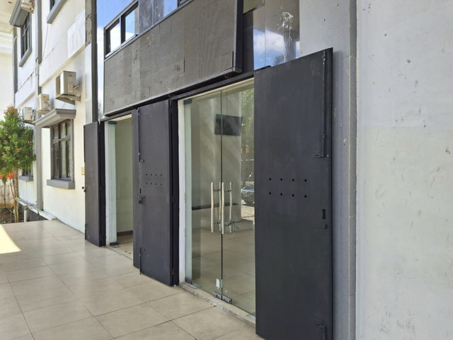 Pintu masuk kantor Bupati Pandeglang diganti jadi pintu besi. Foto: Dok. Ist