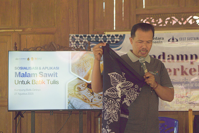BNI dan Center for Entrepreneurship, Change, and Third Sector (CECT) Sustainability Universitas Trisakti memperkenalkan bahan baku alternatif ramah lingkungan, malam sawit berbasis stearin untuk perajin batik di Kampung Batik Giriloyo, Bantul. Foto: Dok. BNI