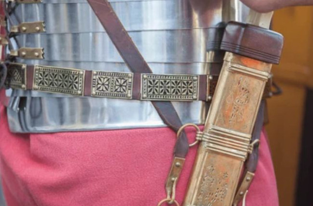Sarung kuningan untuk tempat menyimpan pedang yang tergantung pada sabuk lebar prajurit Romawi. (Sumber: Shutterstock)