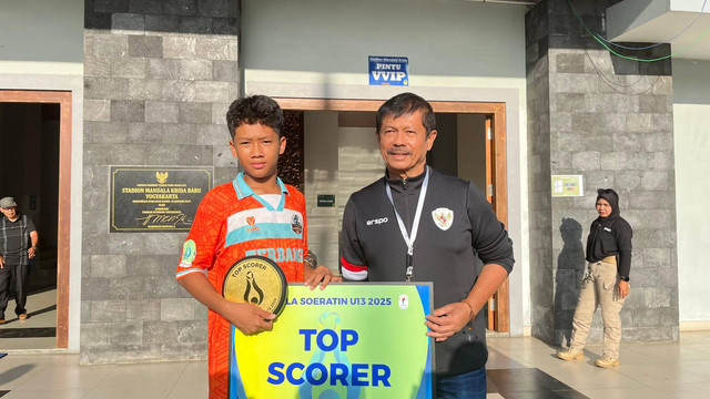 Direktur Teknik PSSI, Indra Sjafri, saat menyerahkan penghargaan kepada top scorer Piala Soeratin U-13 2025 di Stadion Mandala Krida, Yogyakarta, Senin (15/9). Foto: Pandangan Jogja/Gigih Imanadi Darma