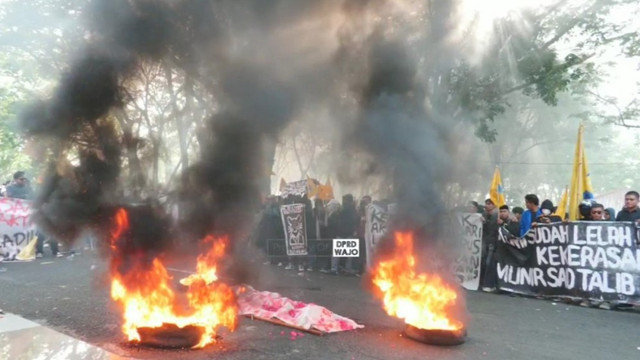 Unjuk rasa massa PMII di depan Gedung DPRD Wajo. Foto: Tangkapan layar video