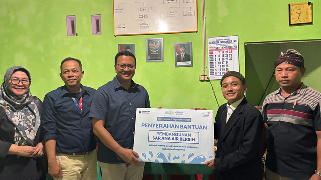 Penyerahan bantuan secara simbolis oleh Vice President of Sustainability Telkom, Gunawan Wasisto Ciptaning Andri, kepada Ketua Yayasan Dharma Putra Bonokeling, Ritam. Foto: dok. Telkom