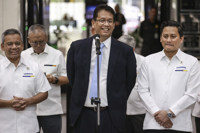 Menteri Keuangan Purbaya Yudhi Sadewa (tengah) didampingi Wakil Menteri Keuangan Suahasil Nazara (kiri) dan Thomas A. M. Djiwandono (kanan) saat menyampaikan keterangan pers di Kantor Kementerian Keuangan. Foto: Dhemas Reviyanto/ANTARA FOTO