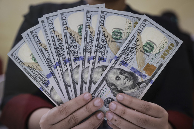 Petugas menunjukkan uang pecahan dolar AS di gerai penukaran mata uang asing Dolarindo, Melawai, Jakarta, Senin (15/9/2025). Foto: Dhemas Reviyanto/ANTARA FOTO