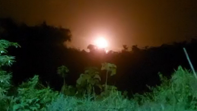 Suar api (flaring) di Lapangan Gas Jambaran-Tiung Biru (JTB) di Desa Bandungrejo, Kecamatan Ngasem, Kabupaten Bojonegoro, Jawa Timur yang terpantau membesar. Senin malam (15/09/2025) (Aset: Istimewa)