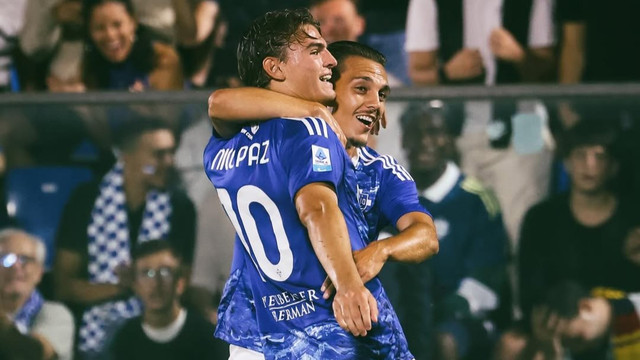 Selebrasi Nico Paz dan Maxence Caqueret saat Como vs Genoa dalam laga pekan ketiga Liga Italia 2025/26 di Stadion Giuseppe Sinigaglia, Selasa (16/9) dini hari WIB. Foto: Instagram @comofootball