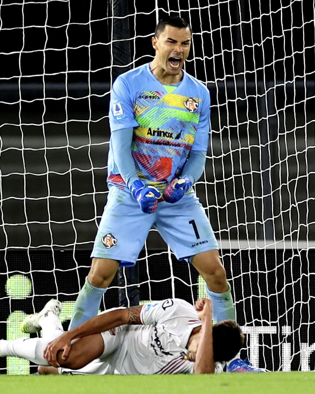 Emil Audero saat Verona vs Cremonese dalam laga pekan ketiga Liga Italia 2025/26 di Stadion Marcantonio Bentegodi, Senin (15/9) malam WIB. Foto: Instagram @uscremonese