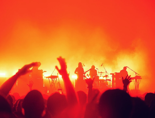 Harga tiket konser Secondhand Serenade di Jakarta 2025, foto hanya ilustrasi, bukan konser sebenarnya: Unsplash/Gene Brutty