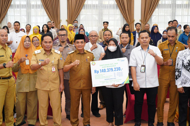 Wakil Wali Kota Pontianak Bahasan berfoto bersama peserta sosialisasi BPJS Ketenagakerjaan bagi pengurus yayasan pendidikan dan kepala sekolah swasta se-Kota Pontianak.
