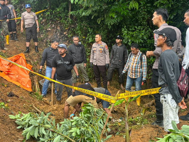 Polisi saat melakukan evakuasi terhadap dua mayat yang ditemukan terkubur di kebun alpukat di Singkawang. Foto: Dok. Polres Singkawang 