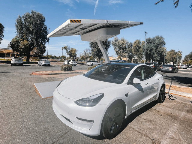 Ilustrasi mobil listrik. Foto: Pexels
