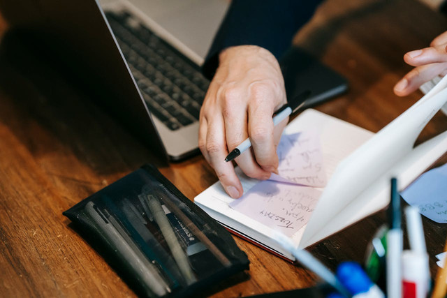 Ilustrasi mengerjakan pelatihan mandiri di platform Pintar Kemenag. Foto: Pexels