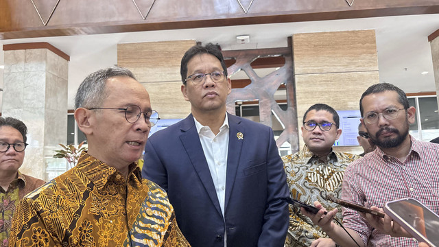 Menteri Keuangan Purbaya Yudhi Sadewa dan Ketua Dewan Komisioner OJK Mahendra Siregar di Kantor Pusat DJP, Selasa (16/8/2025). Foto: Ave Airiza Gunanto/kumparan