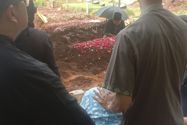 Proses penguburan jenazah siswi MTs berusia 13 tahun di Cipayung, Jakarta Timur, Selasa (16/9/2025). Foto: Dok. Istimewa