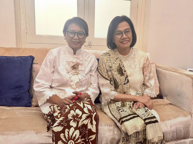Eks Menkeu RI Sri Mulyani dan eks Menlu RI Retno Marsudi kompak berkebaya putih di wisuda anak mereka. Foto: Instagram/ @smindrawati