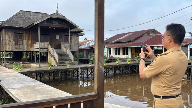 Wali Kota Pontianak Edi Rusdi Kamtono meninjau lokasi Rumah Budaya Kampung Caping. Foto: Dok. Prokopim Pemkot Pontianak