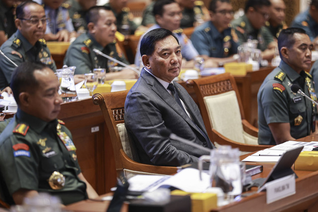 Menteri Pertahanan Sjafrie Sjamsoeddin bersama Sekjen Kemenhan Letnan Jenderal TNI Tri Budi Utomo dan Panglima TNI Jenderal TNI Agus Subiyanto mengikuti rapat kerja dengan Komisi I DPR di Kompleks Parlemen, Senayan, Jakarta, Selasa (16/9/2025). Foto: Dhemas Reviyanto/ANTARA FOTO