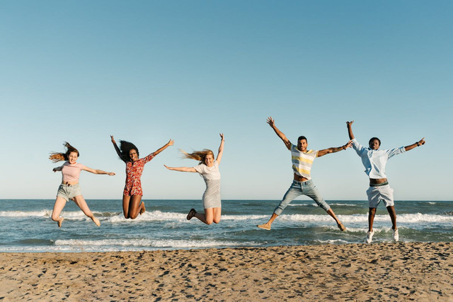 Ilustrasi  teman-teman yang bersemangat melompat di pantai, mewakili 'puncak kebahagiaan' atau momen paling berkesan yang diingat oleh 'Diri yang Mengingat' (Sumber Gambar: https://images.pexels.com/photos/4931333/pexels-photo-4931333.jpeg)