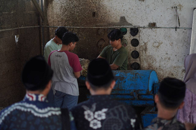 Santri Ponpes Ali Maksum Krapyak, Bantul, DIY, saat mengolah sampah organik menjadi biogas. Foto: Dok. Istimewa