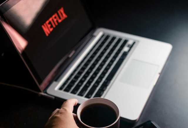 Ilustrasi apa itu black mirror - Sumber: pexels.com/@junior-teixeira