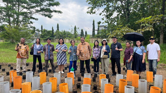 Foto Bersama Program Urban Farming (Sumber: Unika Atma Jaya)