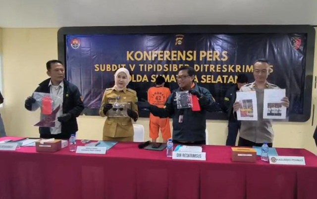 Ditreskrimsus Polda Sumsel bersama Dinas Kominfo Sumsel menggelar press rilis pengunkapan kasus provokasi kerusuhan di Palembang. Foto : Istimewa