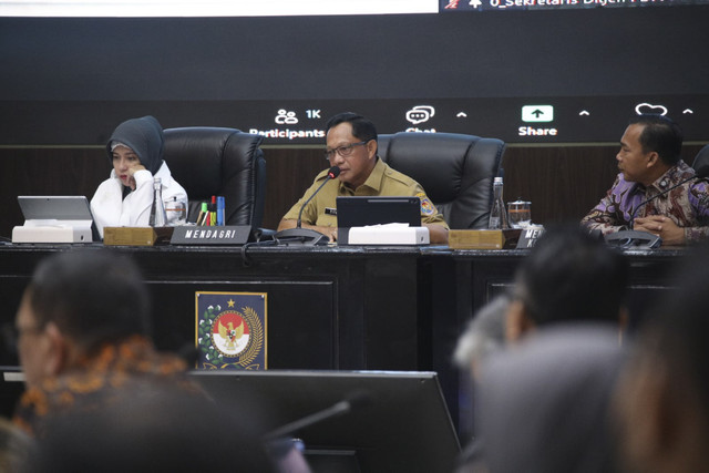 Mendagri Tito Karnavian memimpin Rapat Koordinasi Pengendalian Inflasi Daerah secara hybrid dari Gedung Sasana Bhakti Praja (SBP), Kantor Pusat Kemendagri, Jakarta, Selasa (16/9/2025). Foto: Kemendagri RI