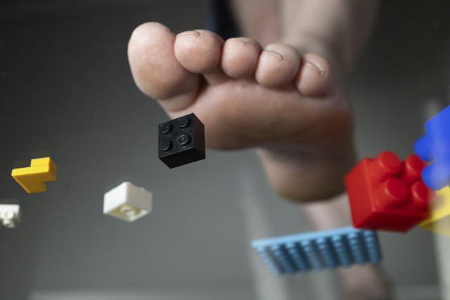 Ilustrasi menginjak LEGO. Foto: olga_sova/Shutterstock