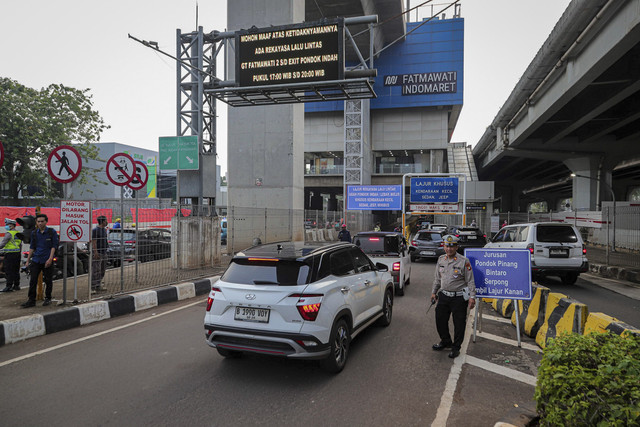 Petugas kepolisian mengatur lalu lintas saat pelaksanaan rekayasa lalu lintas di Gerbang Tol (GT) Fatmawati 2 kawasan Jalan TB Simatupang, Jakarta, Selasa (16/9/2025). Foto: Iqbal Firdaus/kumparan