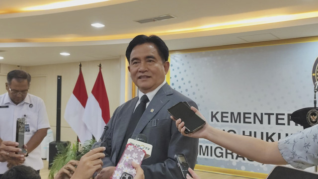 Menko Kumham Imipas, Yusril Ihza Mahendra menjawab pertanyaan wartawan saat ditemui di kantornya, Selasa (16/9/2025). Foto: Jonathan Devin/kumparan