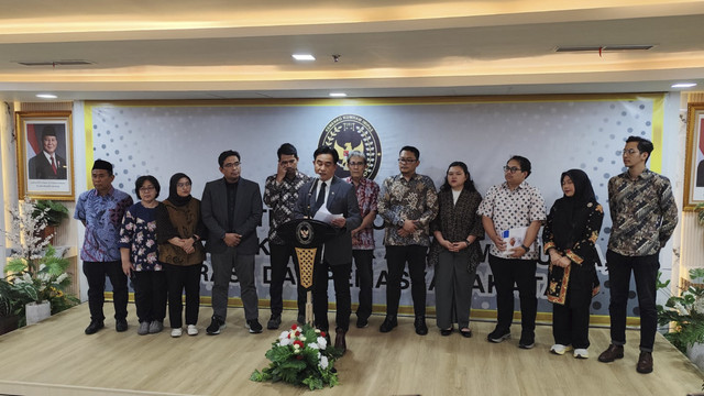 Menko Kumham Imipas, Yusril Ihza Mahendra menyampaikan keterangan kepada awak media saat sesi konferensi pers di kantornya, Selasa (16/9/2025). Foto: Jonathan Devin/kumparan