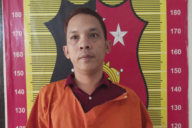 Tersangka H (39 tahun) melakukan penganiayaan penyiraman air keras kepada Ibu dan Anak di Padang Sidimpuan, Selasa (16/9/2025). Foto: Amar Marpaung/kumparan